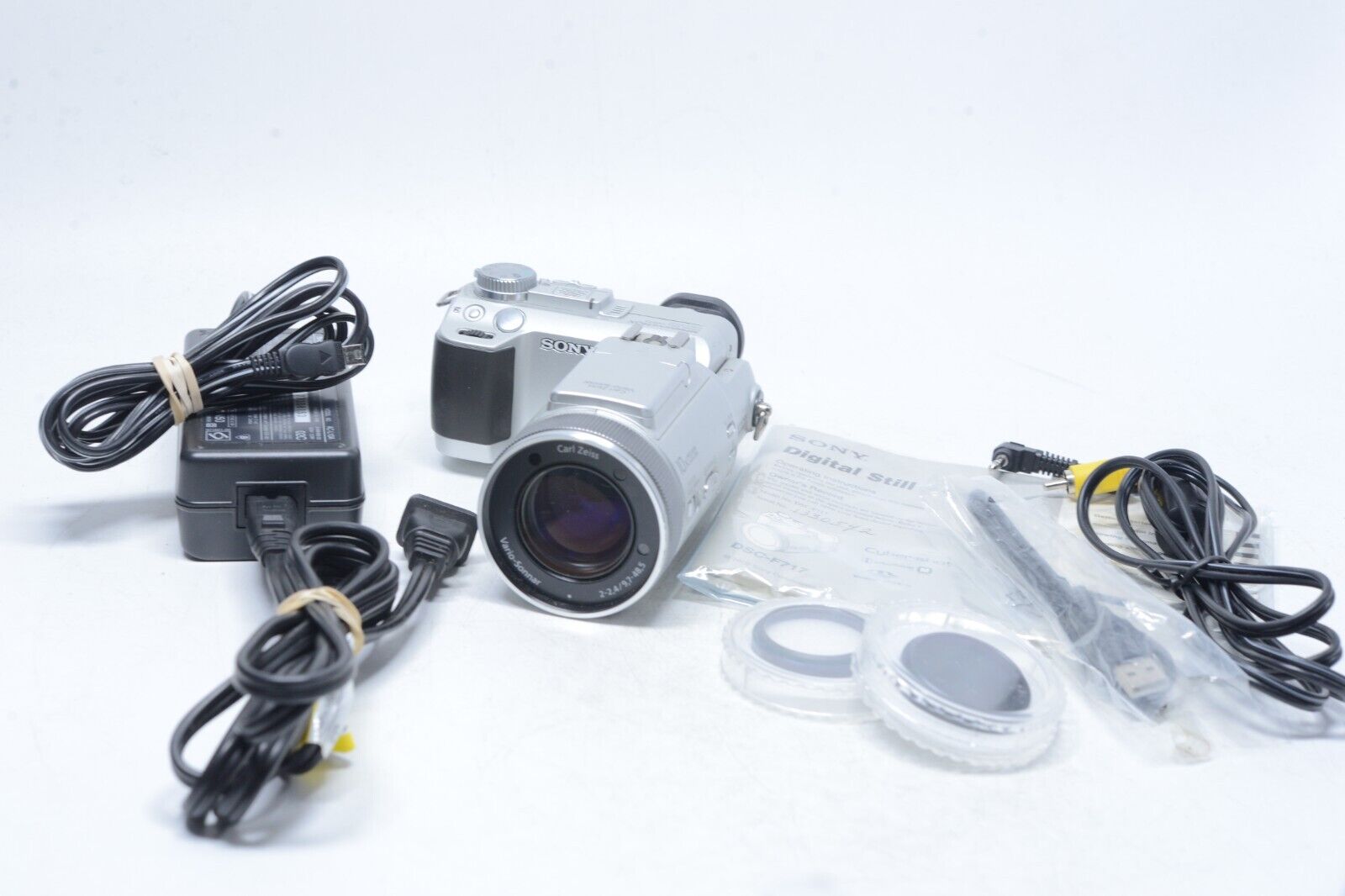 Sony Cyber-Shot DSC-F717 5MP Digital Camera with 5x Optical Sony Cyber-Shot DSC-F717 5MP Digital Camera with 5x Optical