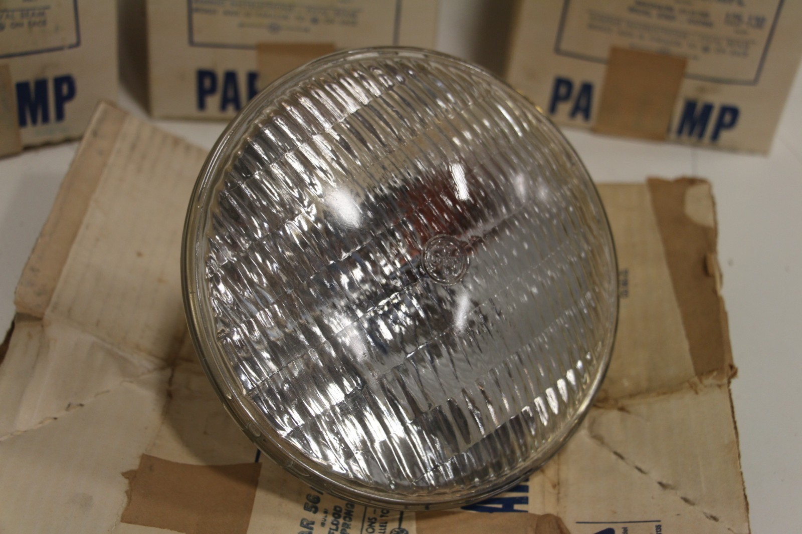 19 NOS GENERAL ELECTRIC 300 PAR 56/MFL MED. FLOOD SEALED BEAM Mog End INDUSTRIAL