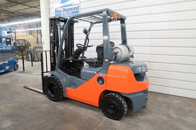 2012' Toyota 8FGU25, 5,000# Pneumatic Tire Forklift, Dual Fuel, 3 Stage, 1527 Hr