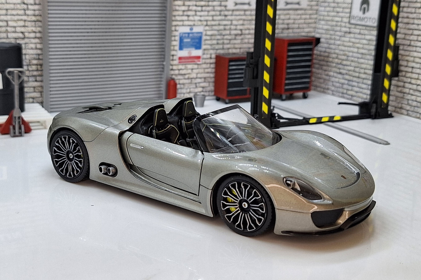 PORSCHE 918 Spyder  1/24 ScaleメタルドライブR/C Porsche Remote Control Car 1:24 Scale Porsche 918 Spyder RC