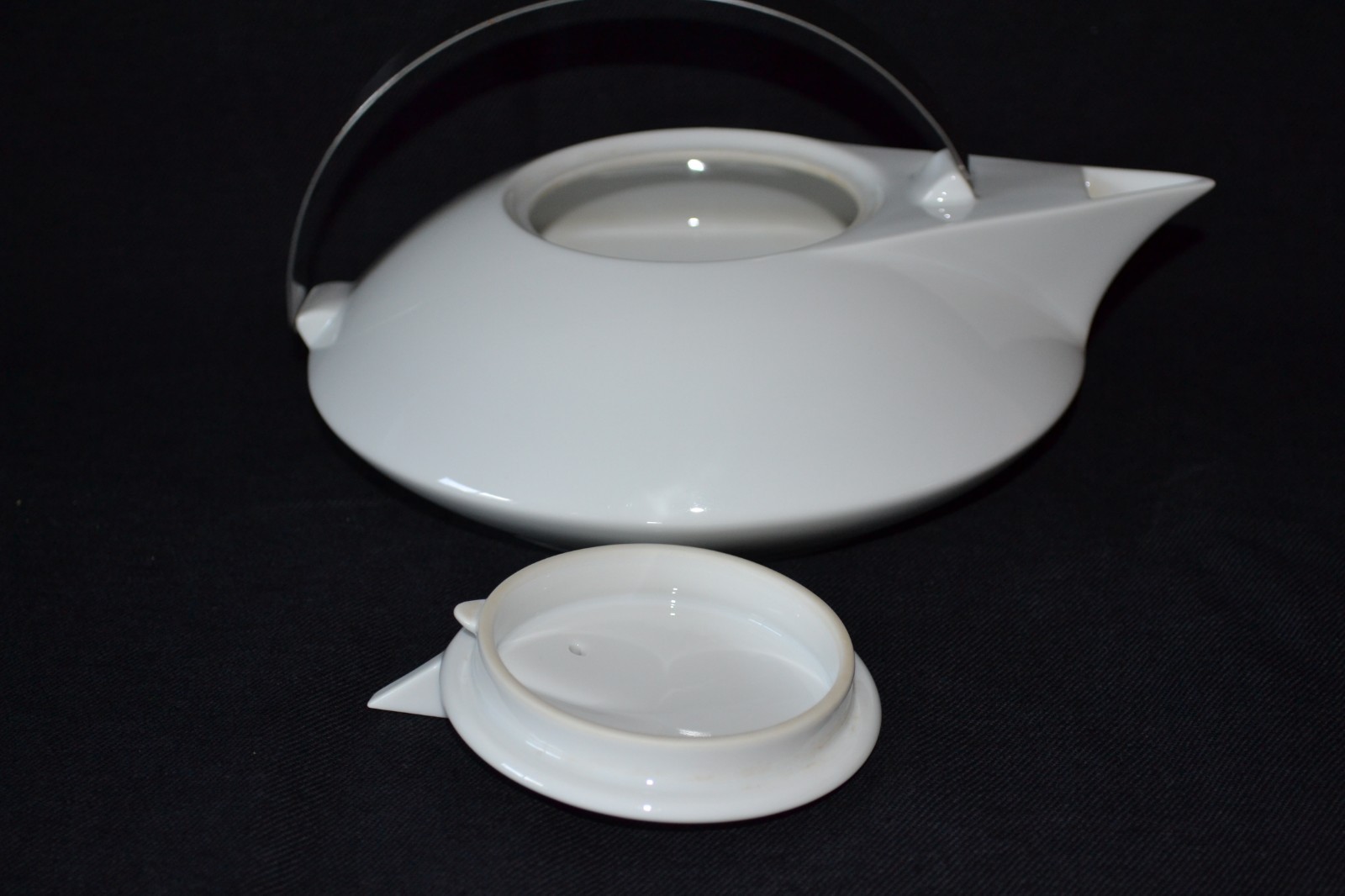 Vintage UFO White Porcelaine Teapot Ranmaru Japan Mid-70'