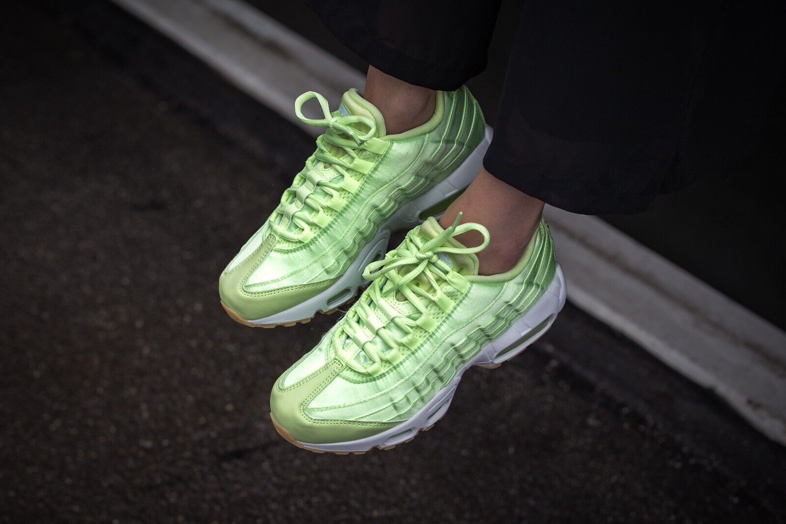 NIKE AIR MAX 95 SATIN LIME GREEN WOMEN'S SIZES 7.5 & 8 NEW NIKE AIR MAX 95 SATIN LIME GREEN WOMEN'S SIZES 7.5 & 8 NEW