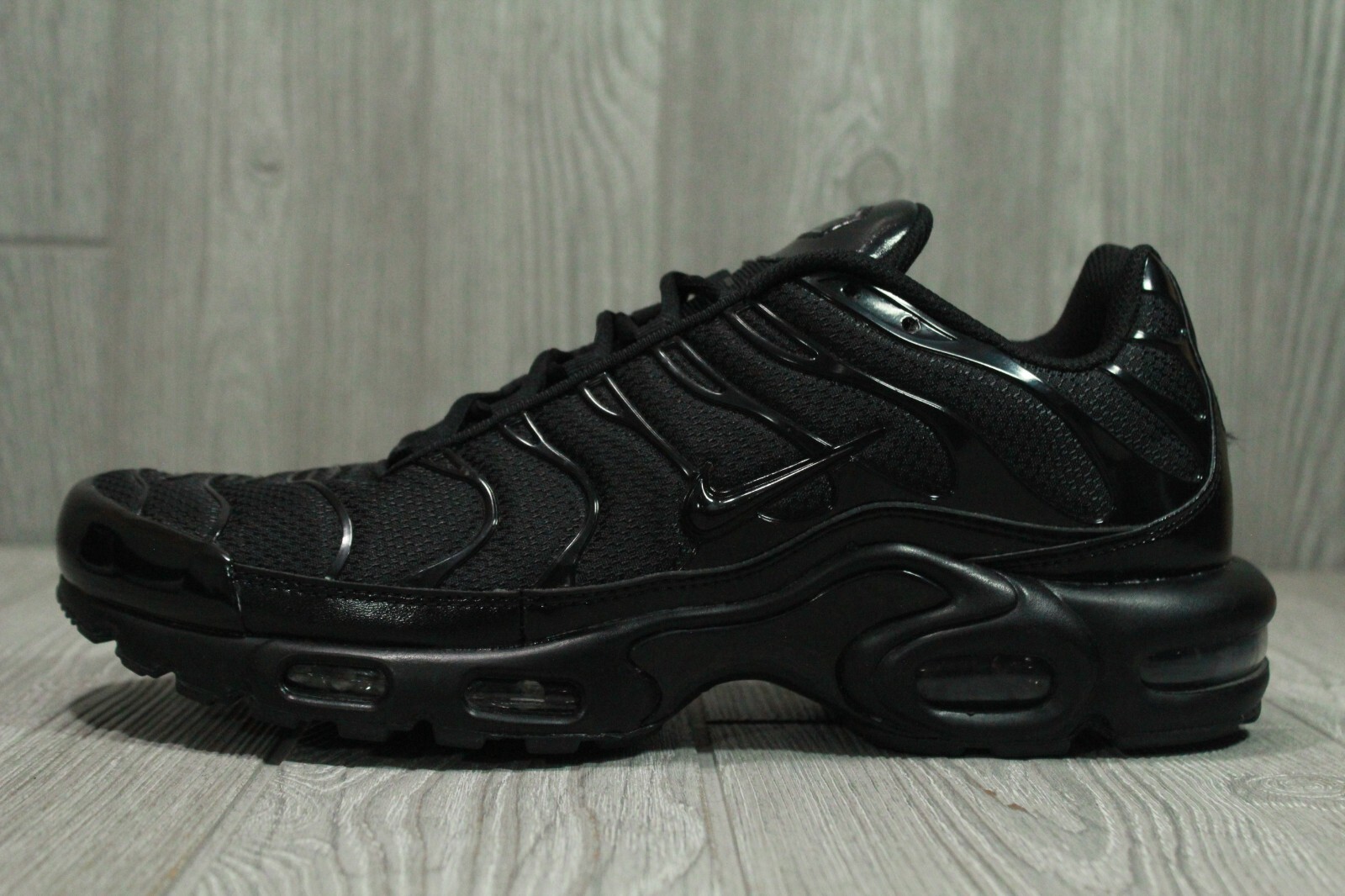 靴 NIKE W AIRMAX PLUS Tiempo Black w27.5cm Nike Air Max Plus Tiempo Sneakers Black Retro TN White