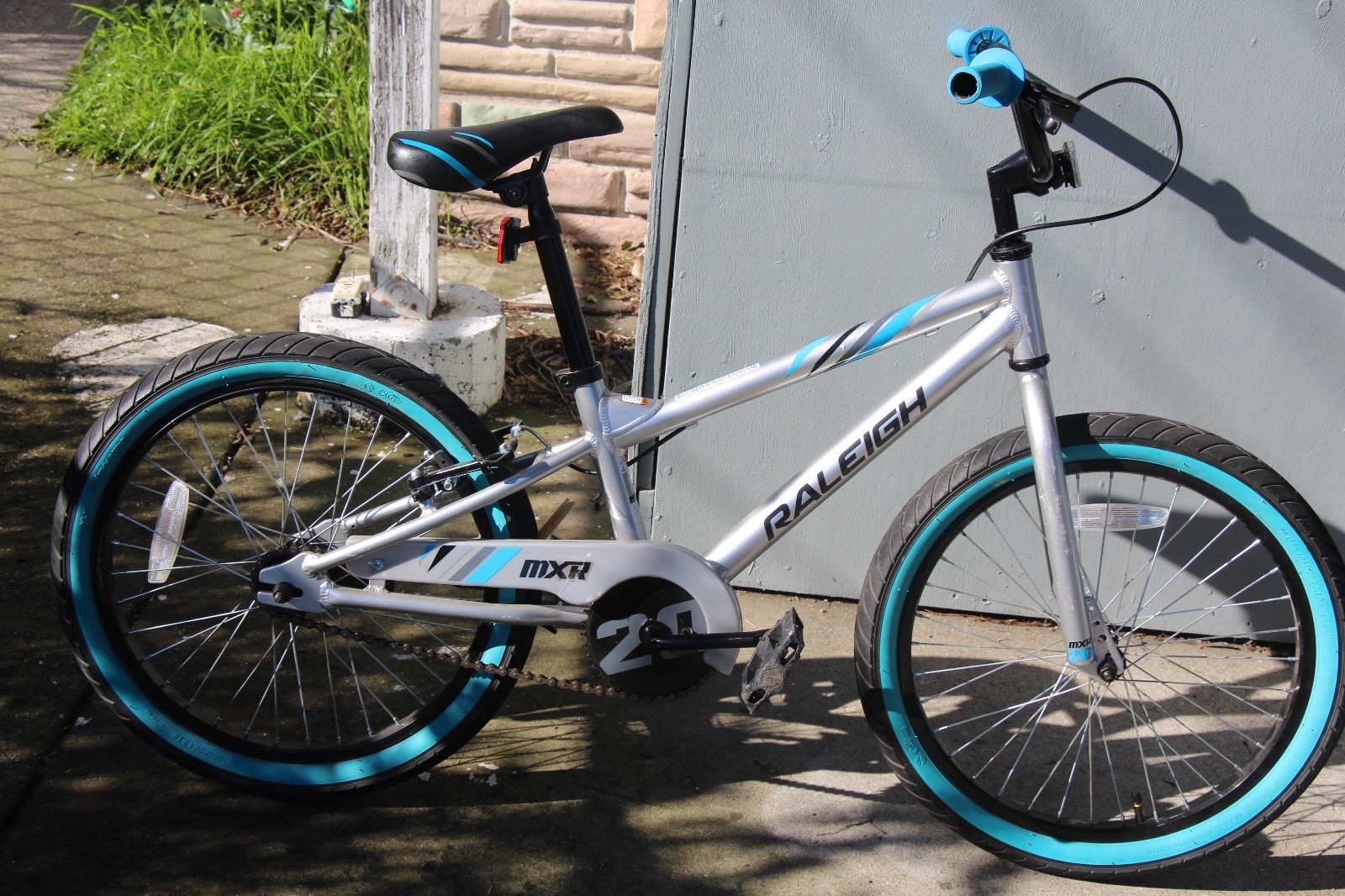 Raleigh MXR 20 bicycle great condition blue tires
