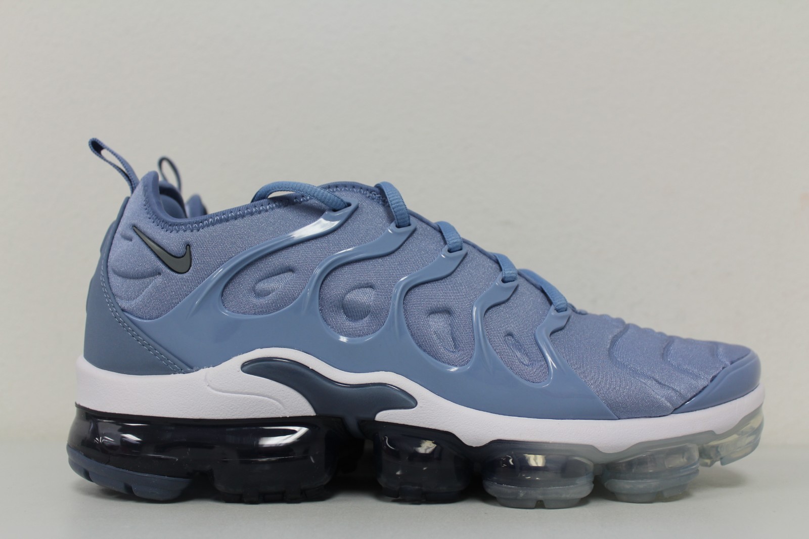 nike air vapormax plus grey mens