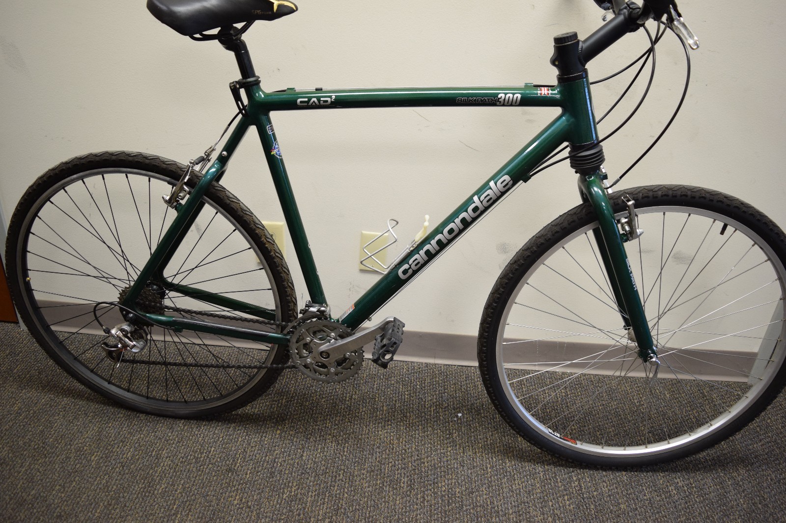 Cannondale Silk path 300 Hybrid bike SIZE 22 in Stand Over 33