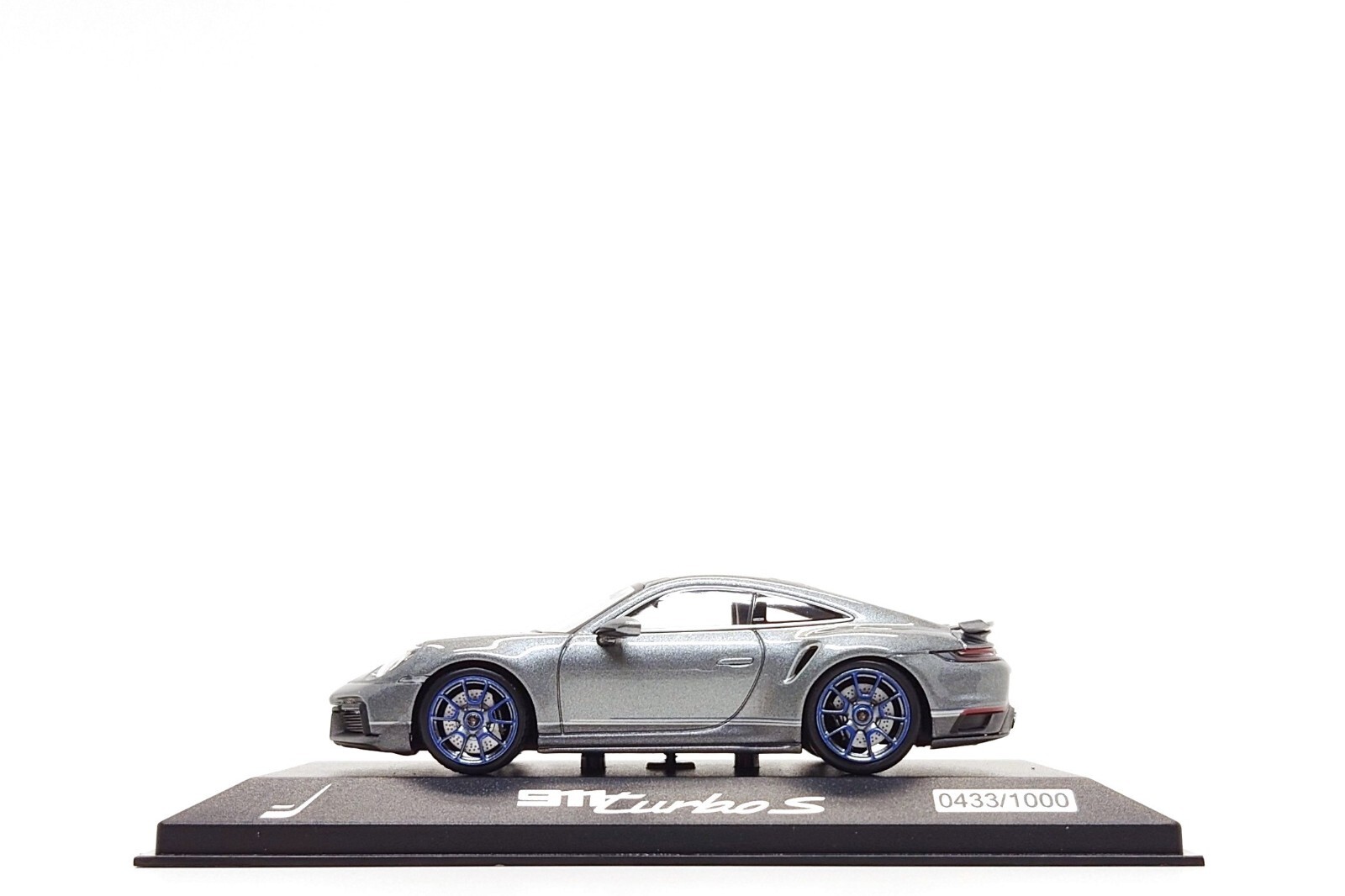 Minichamps 1:43 Porsche x Embraer 911 Turbo S (992) Duet in Minichamps 1:43 Porsche x Embraer 911 Turbo S (992) Duet in