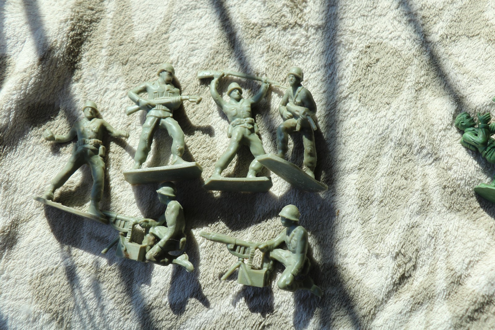 26 Vintage blue green & grey plastic army men Tim Mee  soildiers  combat