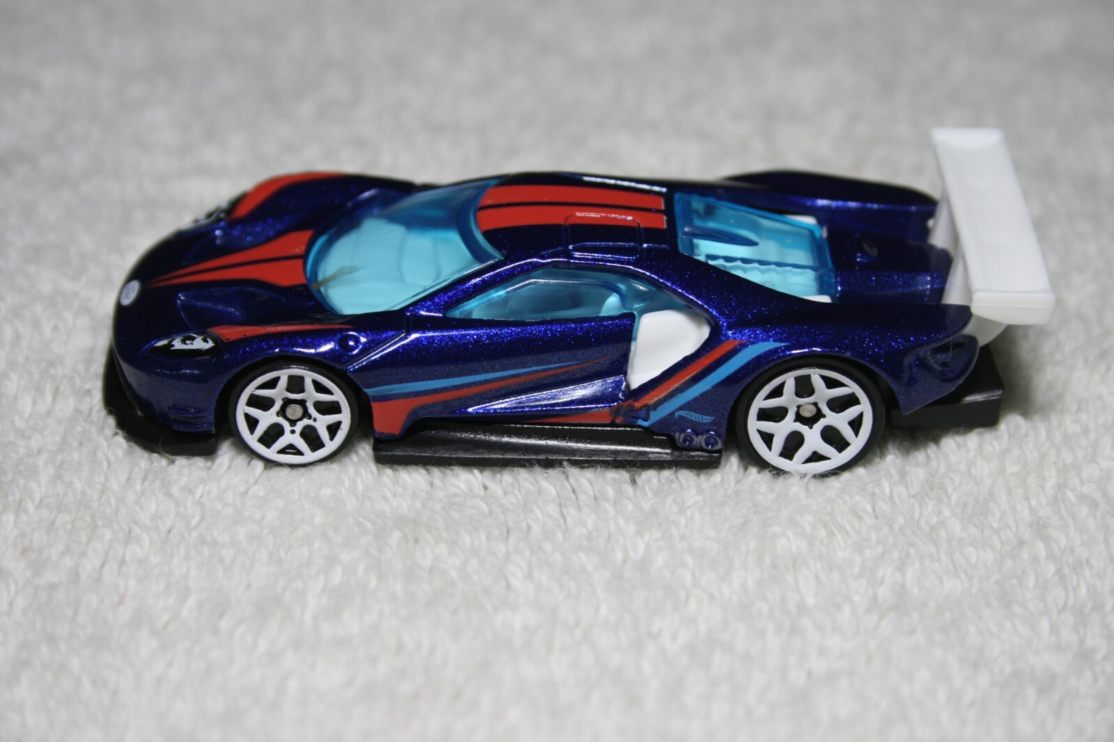 Hot Wheels 2016 Ford GT Race * BLUE W/ ORANGE GRAPHICS