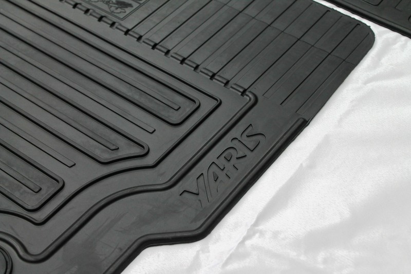 TOYOTA YARIS FLOOR MATS RUBBER SET OF THREE HATCH SEPT 11 MAY 20 NEW
