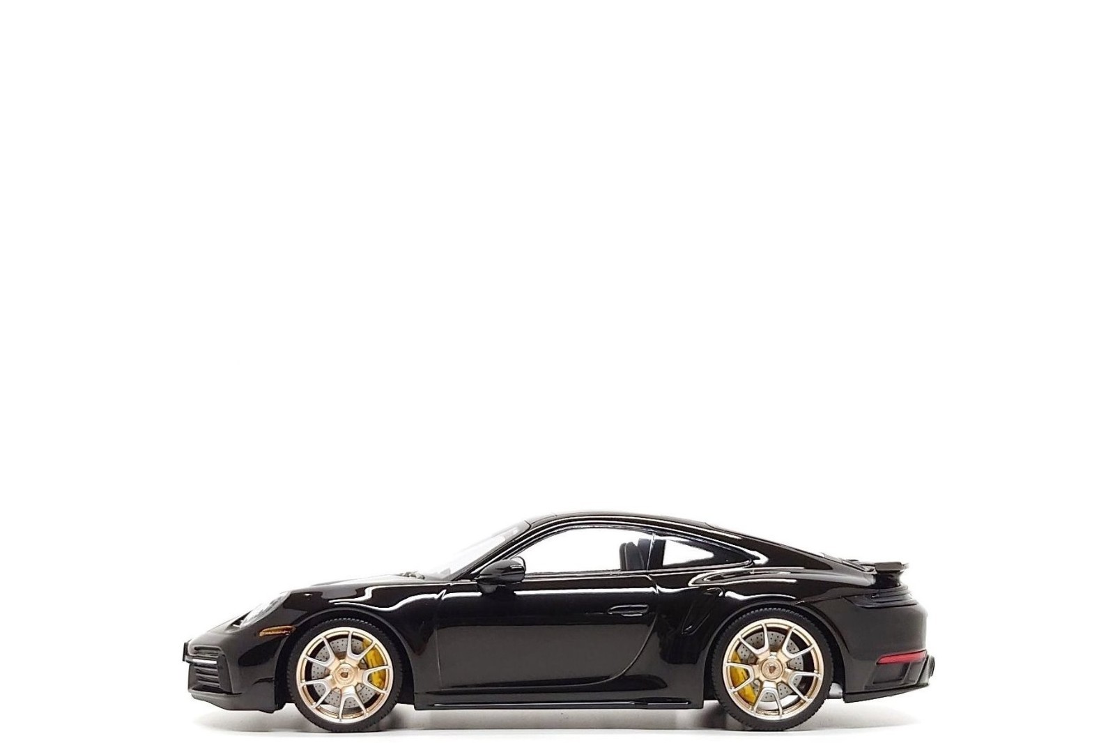 Minichamps 1:18 Porsche 911 Turbo S (992) Sport Design in