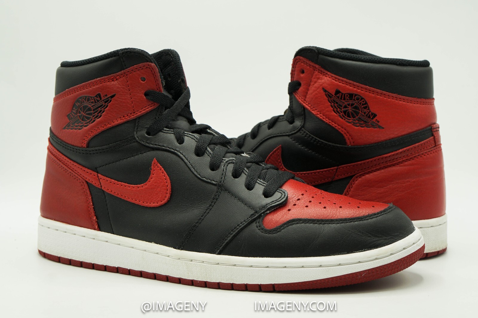 AIR JORDAN 1 RETRO HIGH OG USED 10.5 BANNED BLACK VARSITY