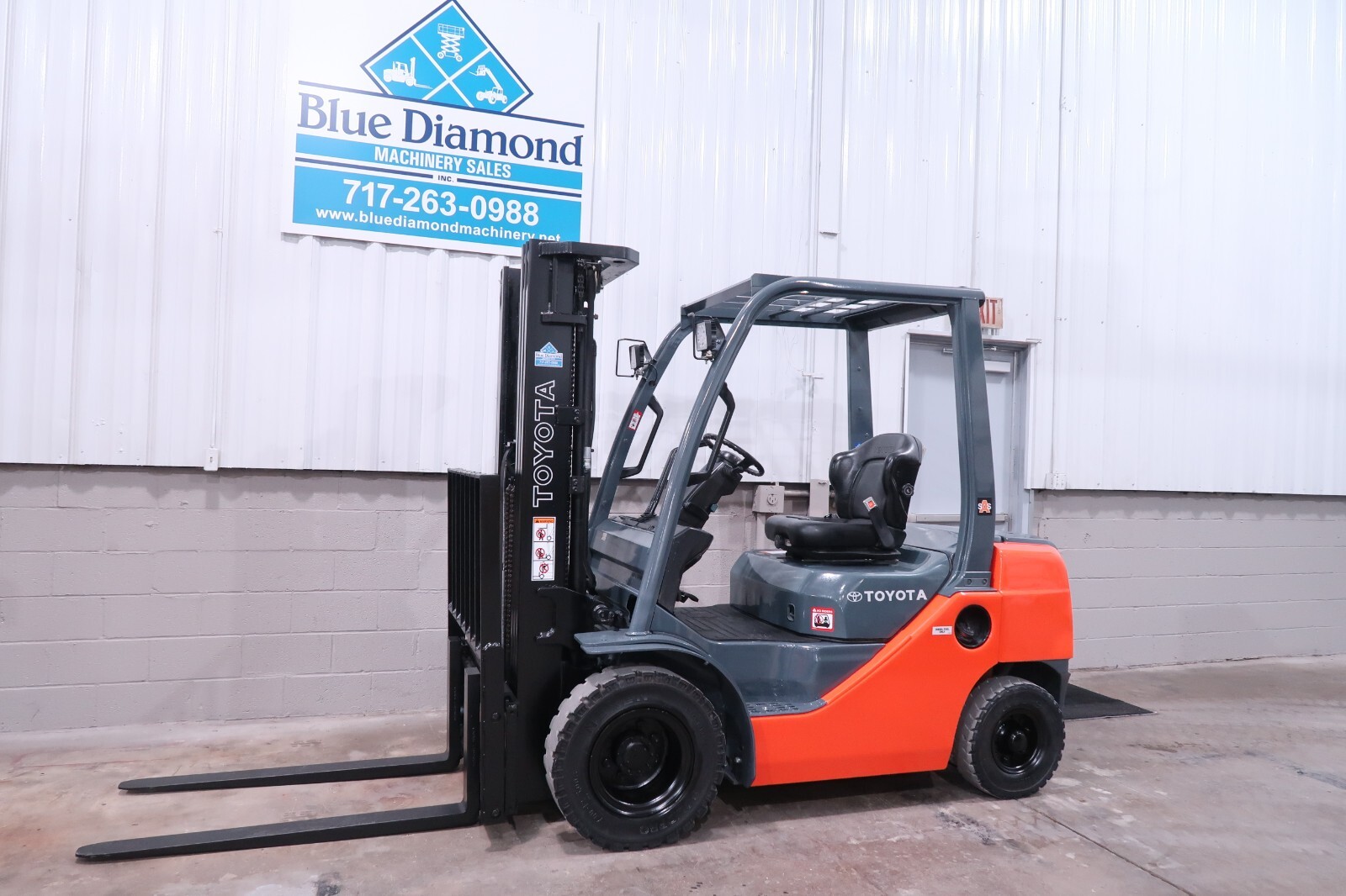 Toyota DIESEL Forklift, 8FDU25, 5,000# Pneumatic, Triple Toyota DIESEL Forklift, 8FDU25, 5,000# Pneumatic, Triple