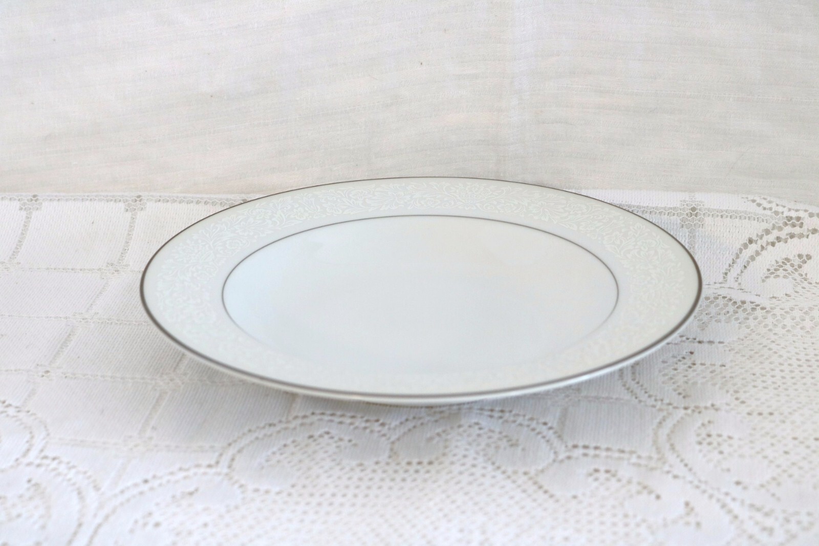 FOUR CROWN CHINA SOUTHAMPTON 384 JAPAN White Flowers 8 5/8