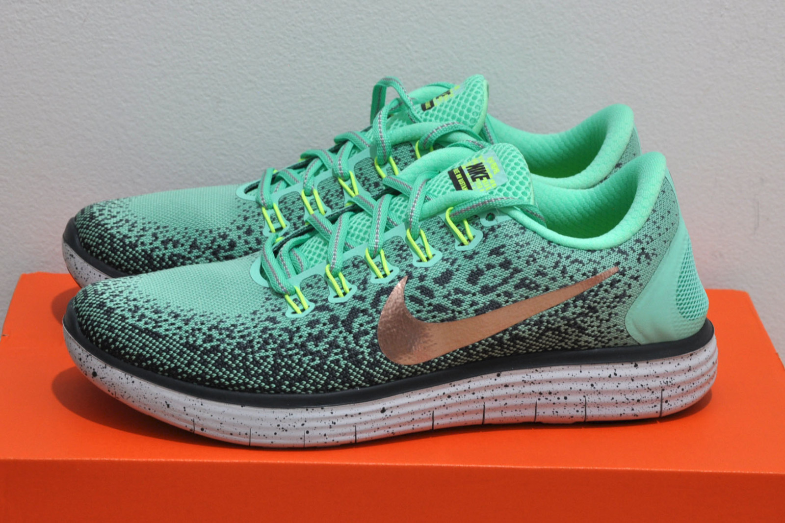 New in Box Womens Nike Free RN Distance Shield Shoes in Green Glow 849661 300 New in Box Womens Nike Free RN Distance Shield Shoes in Green Glow 849661 300