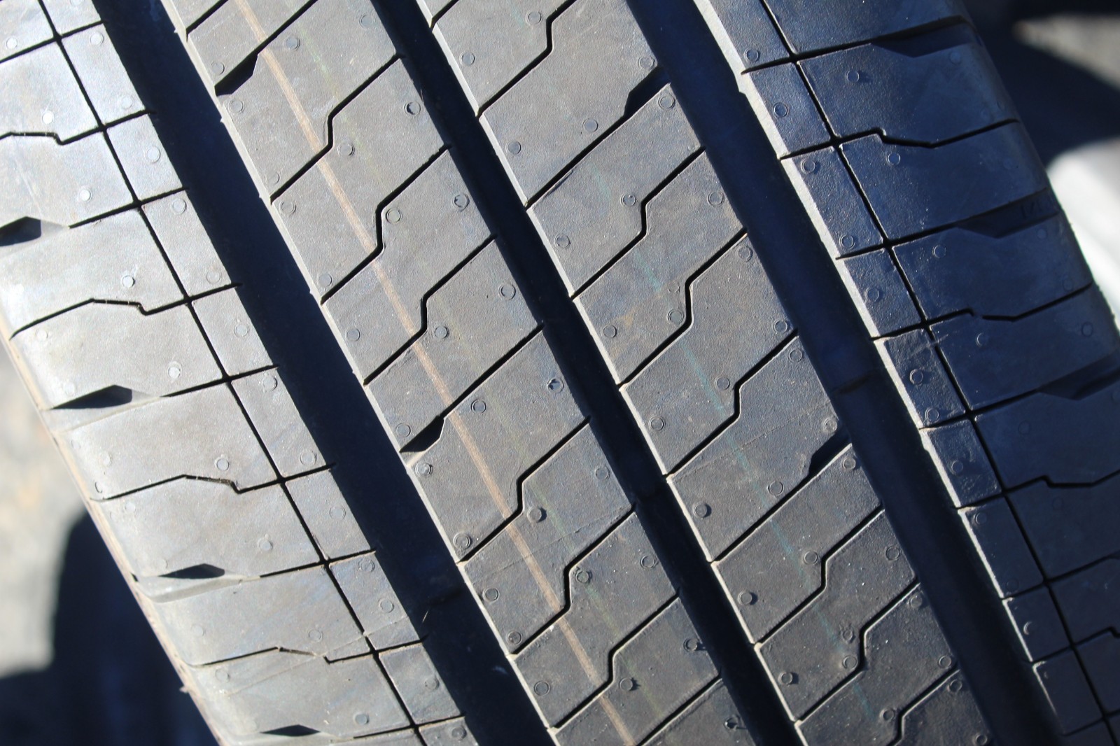 New 235 65 16C Continental, Van Contact Eco, 115/113R, x1 Tyre (F1_tyres) L3839