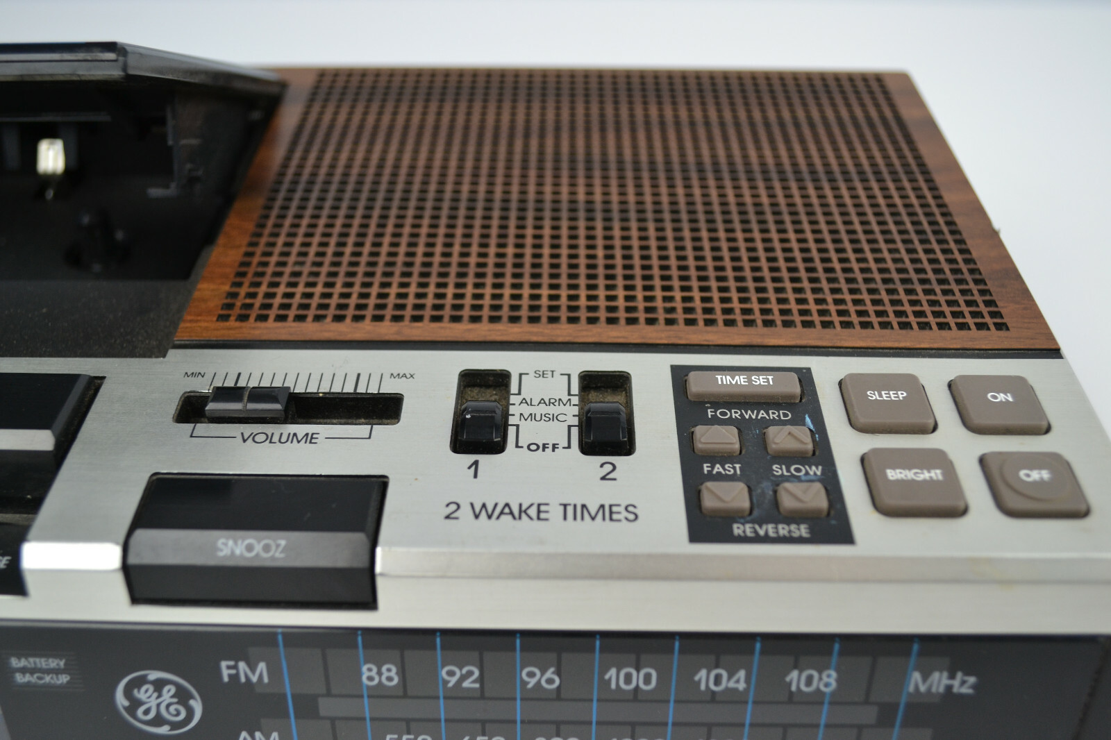 Vintage GE General Electric 7-4956B AM-FM Cassette tape Player Alarm Clock Radio