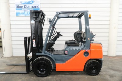 Toyota 8FGU25, 5,000# Pneumatic Tire Forklift, Dual Fuel, 3 Stage, S/S, 2,512 hr