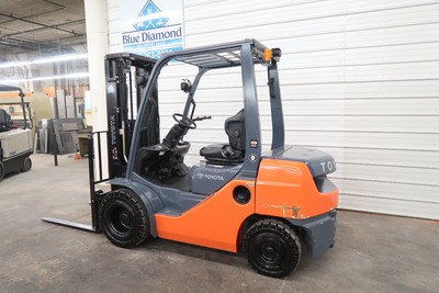 2017 Toyota Forklift, 8FDU25, 5,000# Pneumatic, DIESEL, Three Stage, Sideshift
