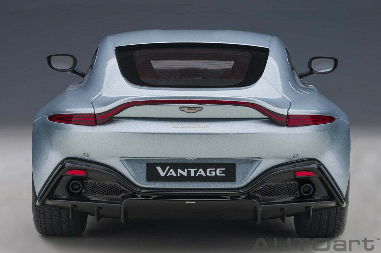 1/18 Aston Martin Vantage カーボンファイバー製ルーフ Amazon.co.jp: オートアート(AUTOart) 1/18 アストンマーチン
