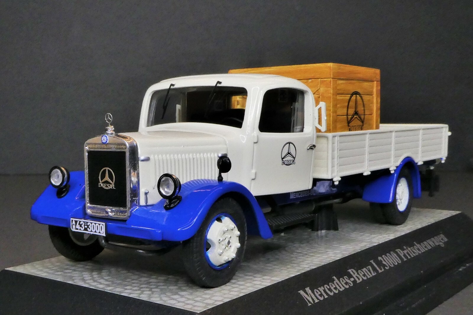 ミニカー EBBRO MERCEDES-BENZ L911 BOX TRUCK Mercedes-Benz LA911 box truck, 1965 - mb143.ru