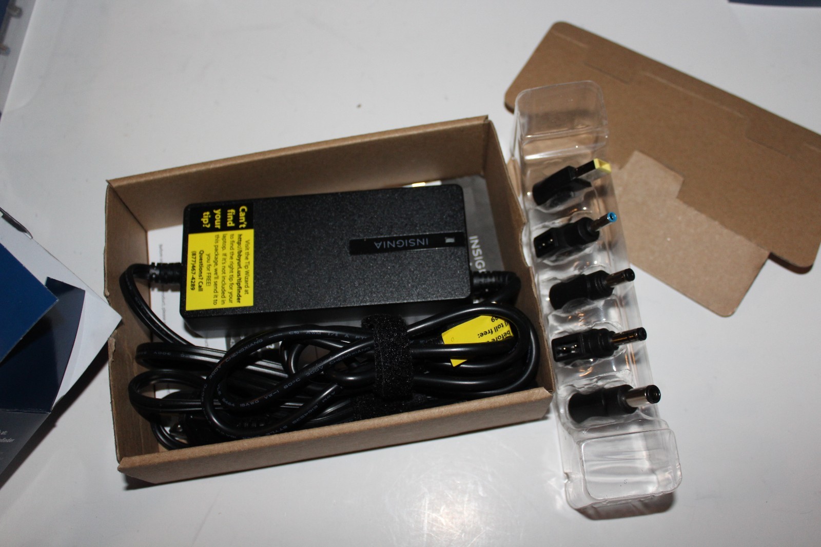 Insignia Universal 90W Laptop Notebook Power Adapter  Charger NS-PWLC591 -C