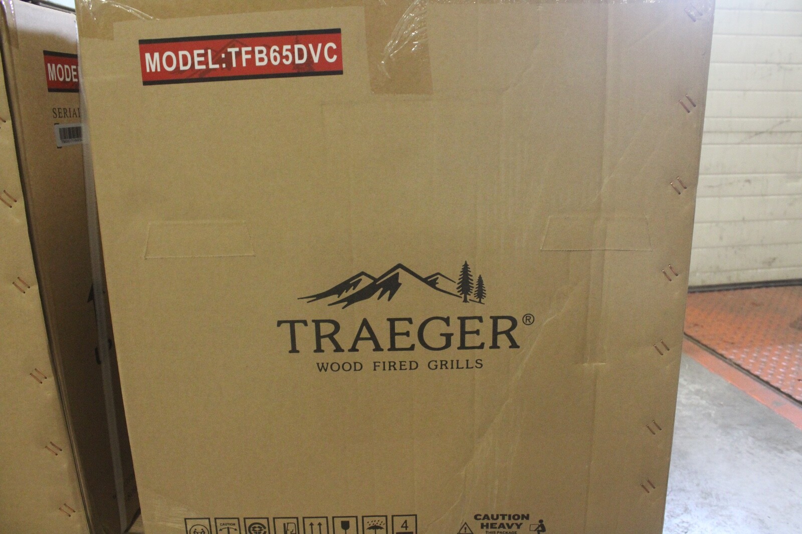 *Traeger Sale!!* Traeger Eastwood 34 Silver Vein Smoker Grill (TFB65DVC) NEW!!