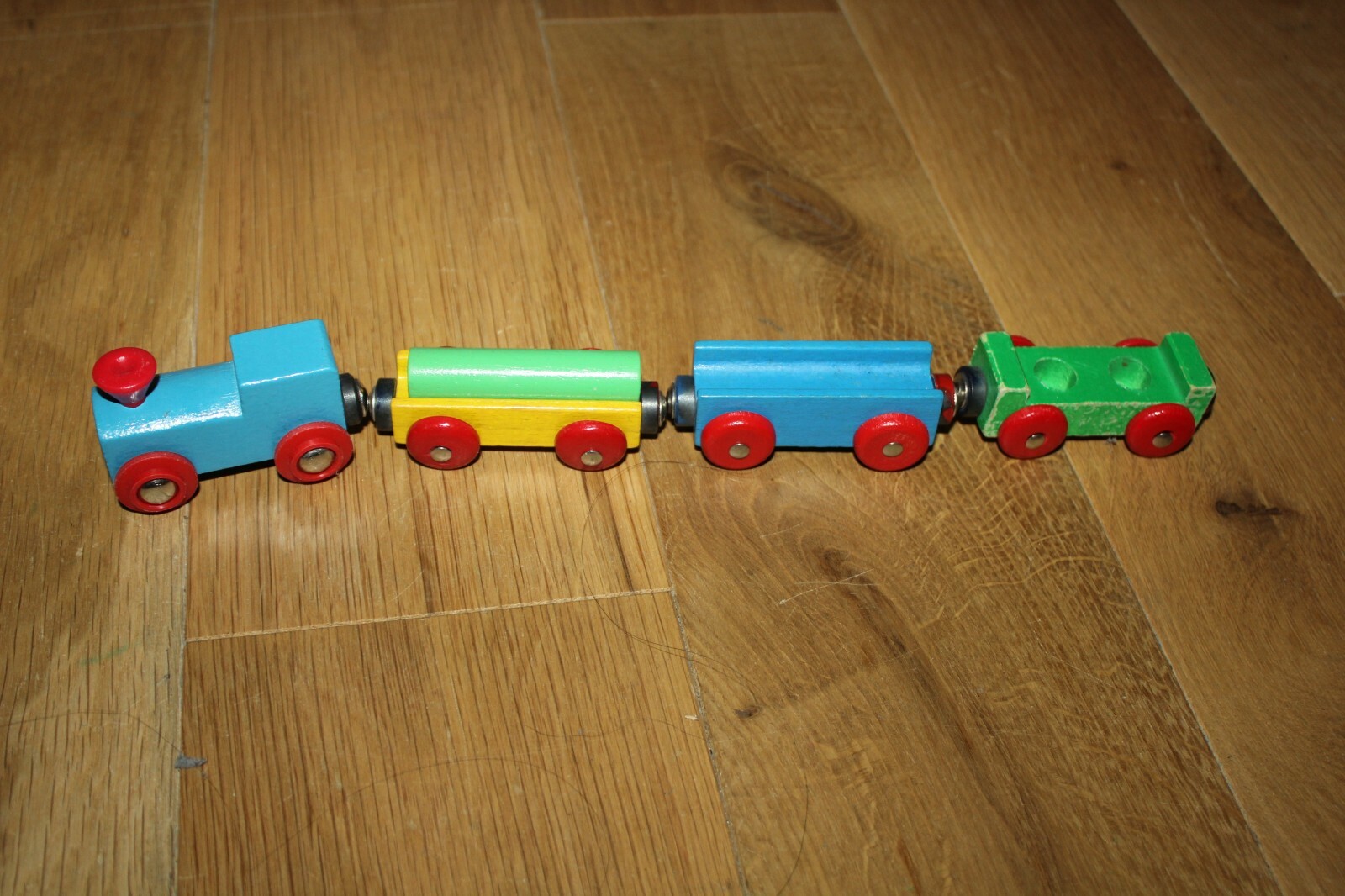 Lok mit Wagen Waggons für die Holzeisenbahn Zug für Brio Eichhorn