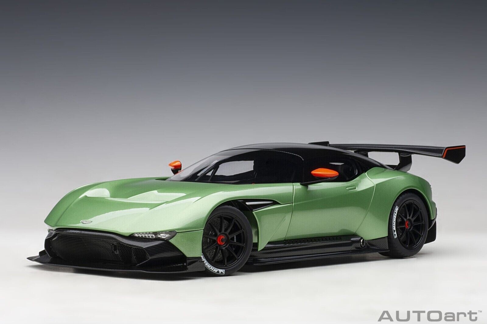 自動車 Autoart Asotn Martin Vantage AUTOart 1/18 Scale Aston Martin Vantage V12 GT3 White