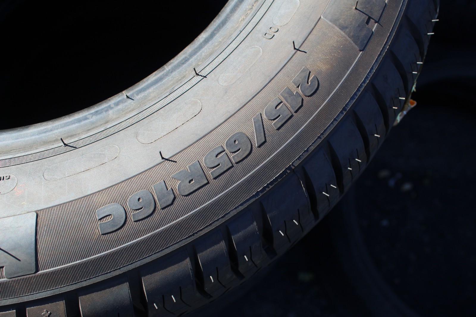 New 215 65 16C Michelin, Agilis 51, 106/104T, x1 Tyre (F1_tyres) L3836