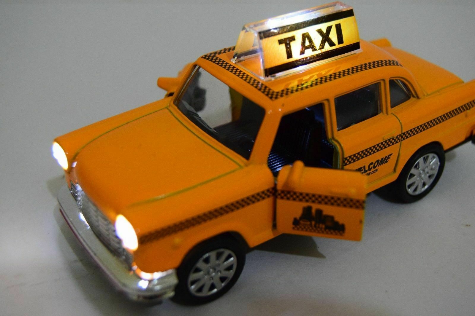 タクシー風ミニカー 黄色 Taxi Cab Yellow Diecast 1/36 Car Musicial Lights American