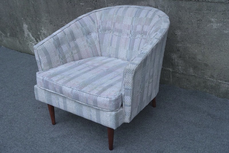 Mid Century Modern Horse Shoe Back Club Tapered Legs Barrel Chair
