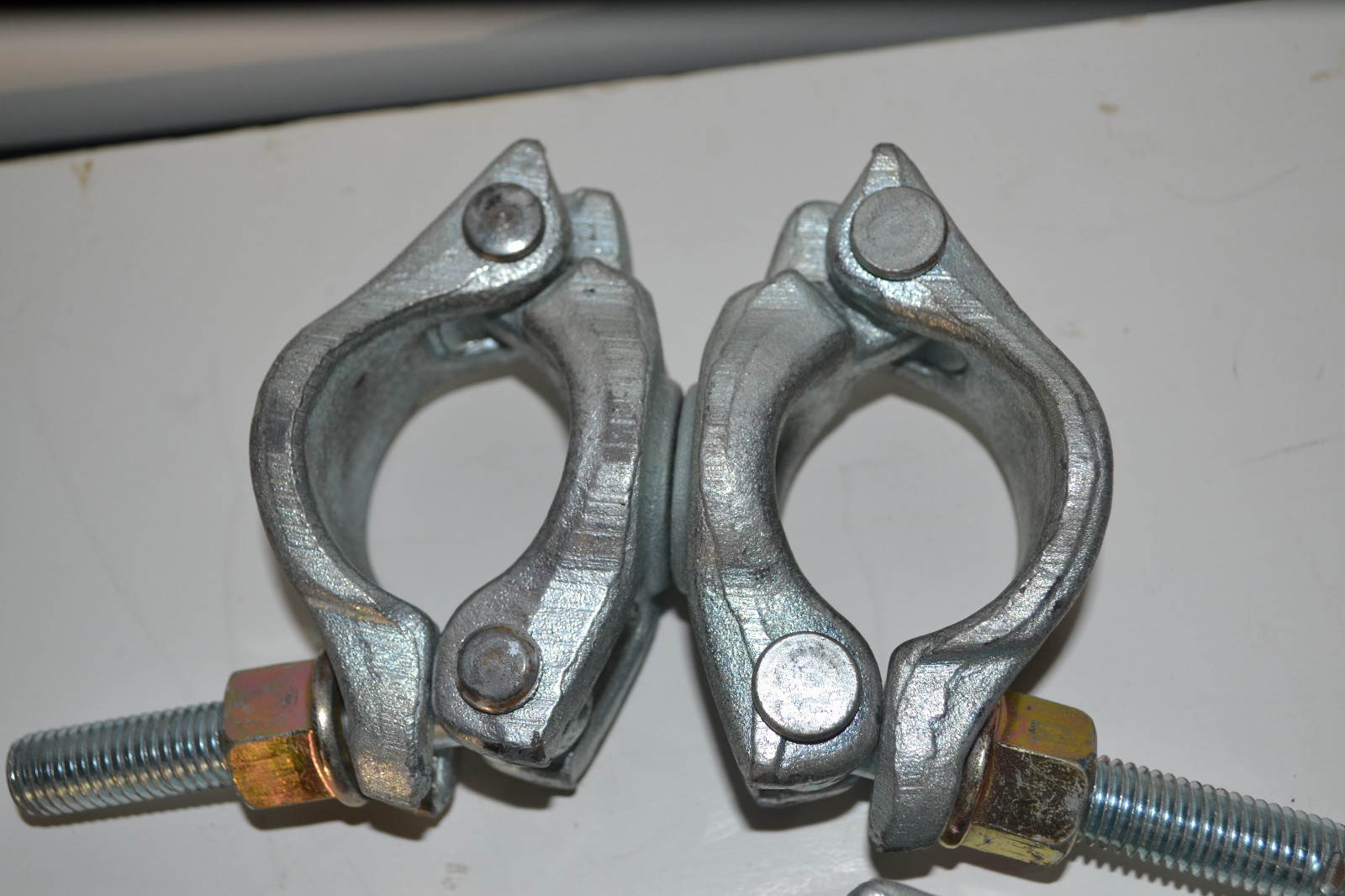 MATTHEWS STUDIO PAIR (2) SWIVEL GRID CLAMPS 425160 1-1/4