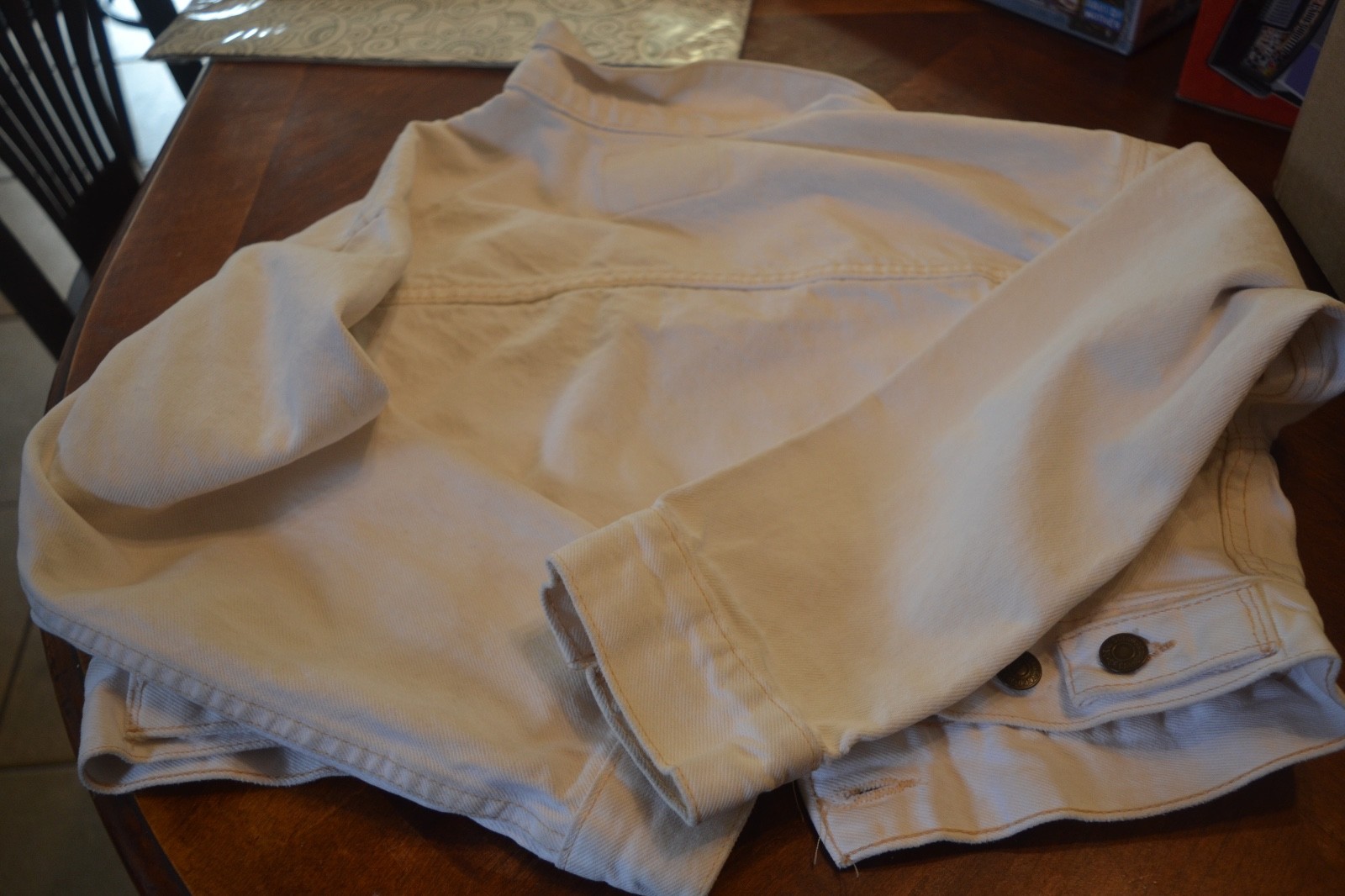 Levi's white denim jeans jacket girl's sz L crop length please measure for size