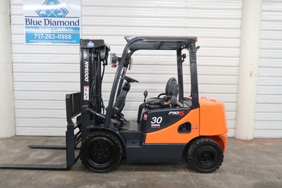 2013' Doosan D30S-5, 6,000# Pneumatic, Diesel, 4 Way Hyd., Sideshift & Fork Pos.