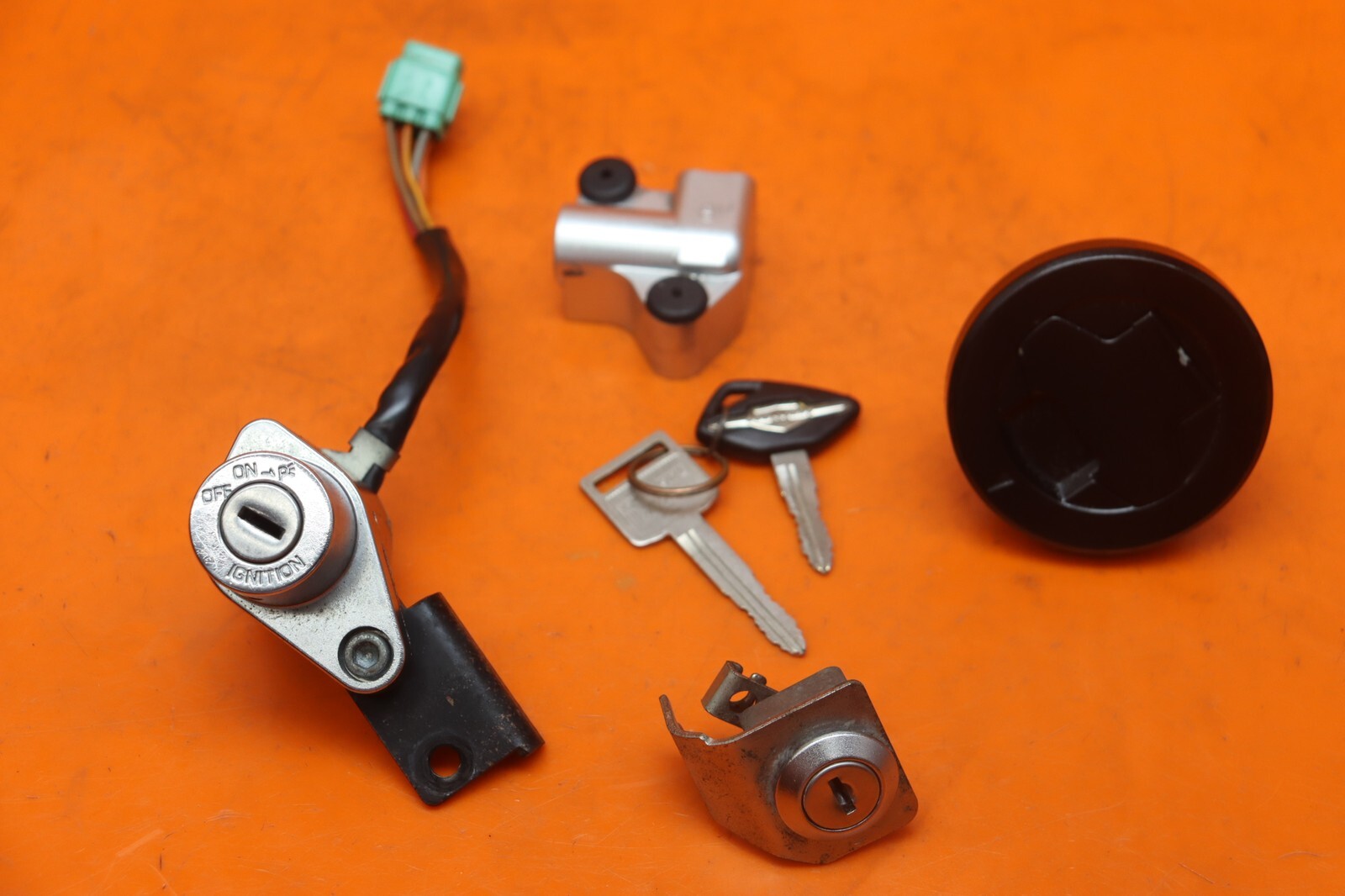 2011 SUZUKI BOULEVARD IGNITION LOCK KEY SET W/ GAS CAP AND