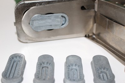 Singer Buttonholer Sewing Machine Attachment w Template Cams Low Straight 160506