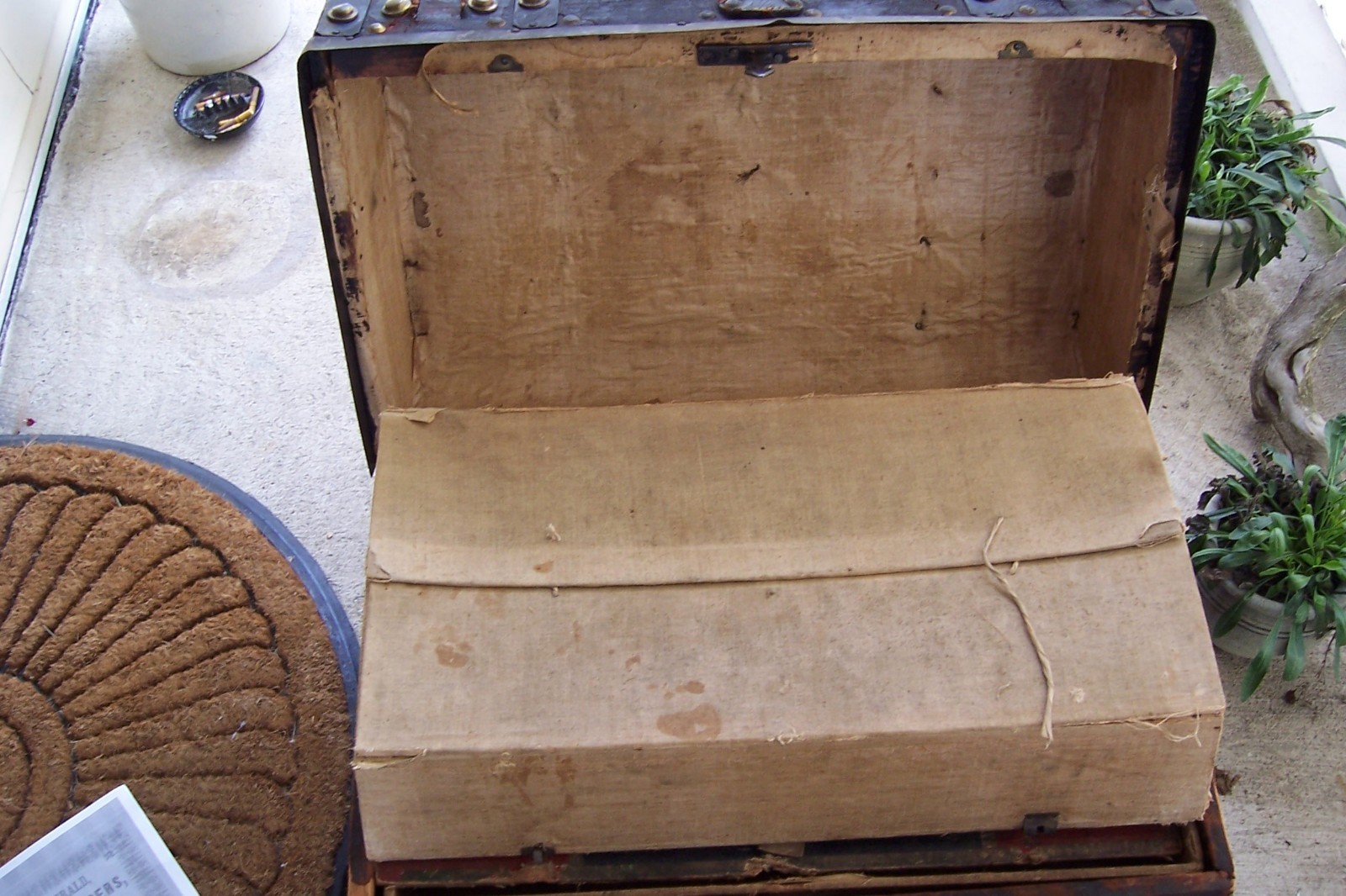 1860 ANTIQUE STAGECOACH TRUNK JENNY LIND CAMEL BACK TOP STEAMER FLAT BOTTOM