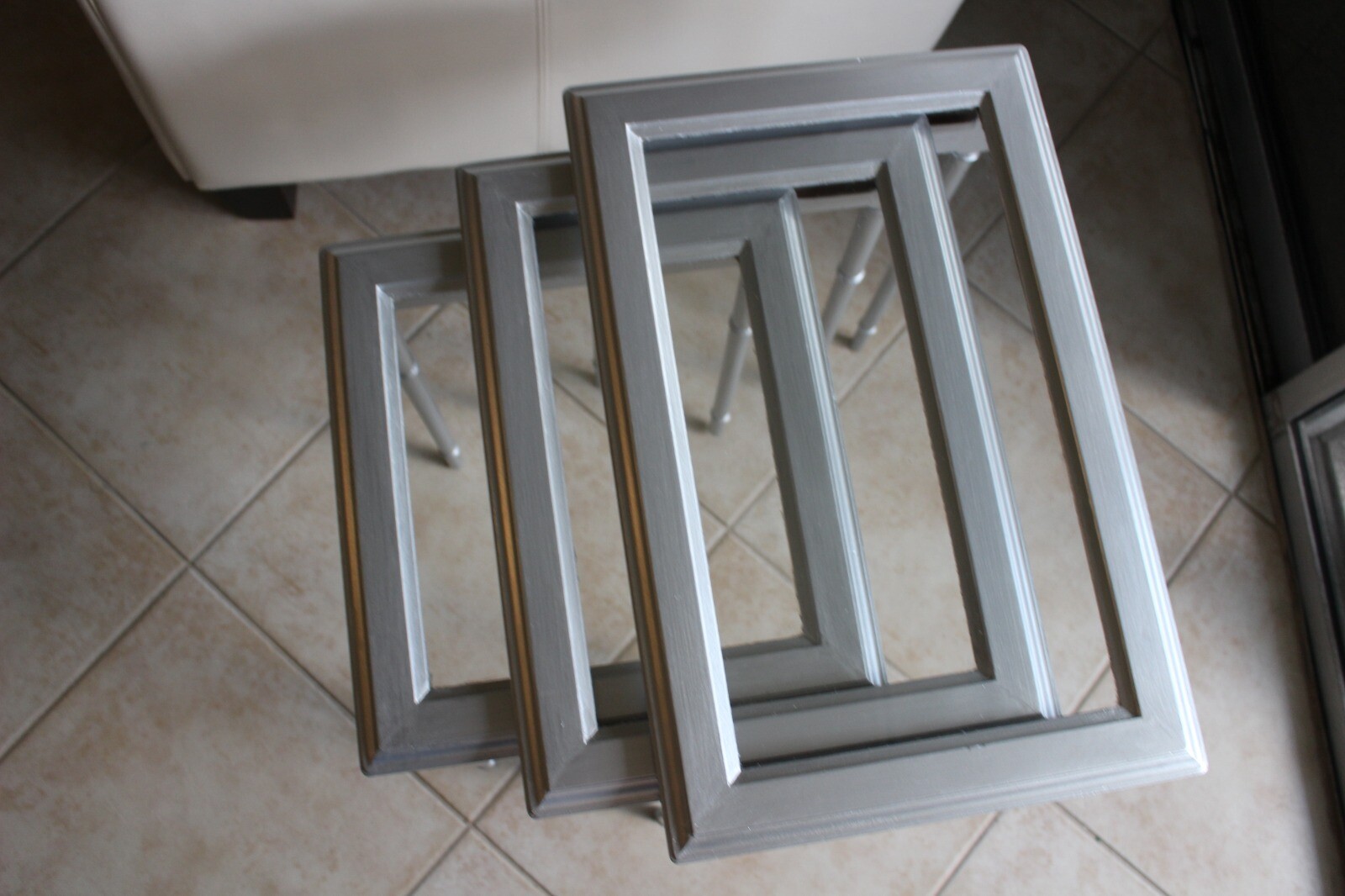 1960s True Grand Rapids Antique Mahogany Nesting Tables Glass Top Set of 3