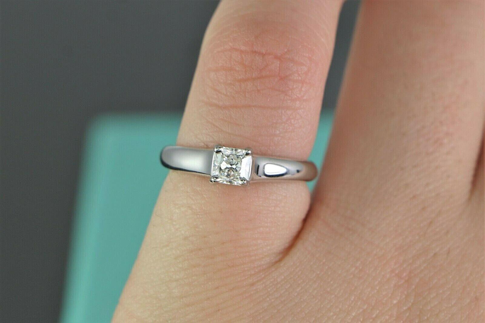 $3800 Tiffany & Co Lucida Platinum 0.37ct Solitaire VVS1 Diamond