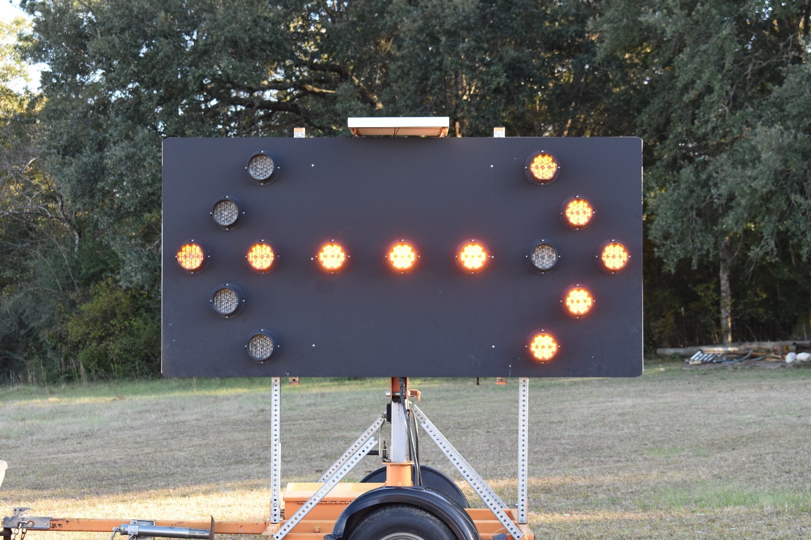 ARROW MASTER PRO-LINE MOBILE SOLAR TRAFFIC BOARD Tow Behind 15 LED LIGHT
