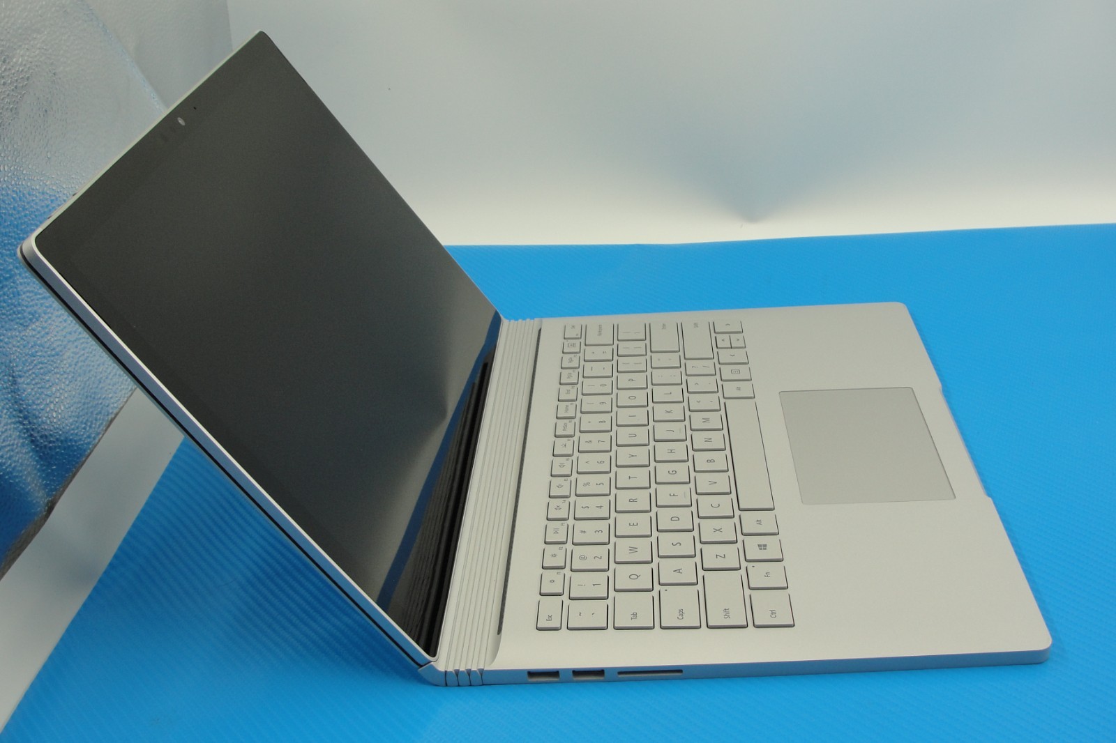 Microsoft Surface Book 2 i7-8650U 8GB 256GB SSD 13.5" Touch (Parts/Repair) - Thumbnail 6