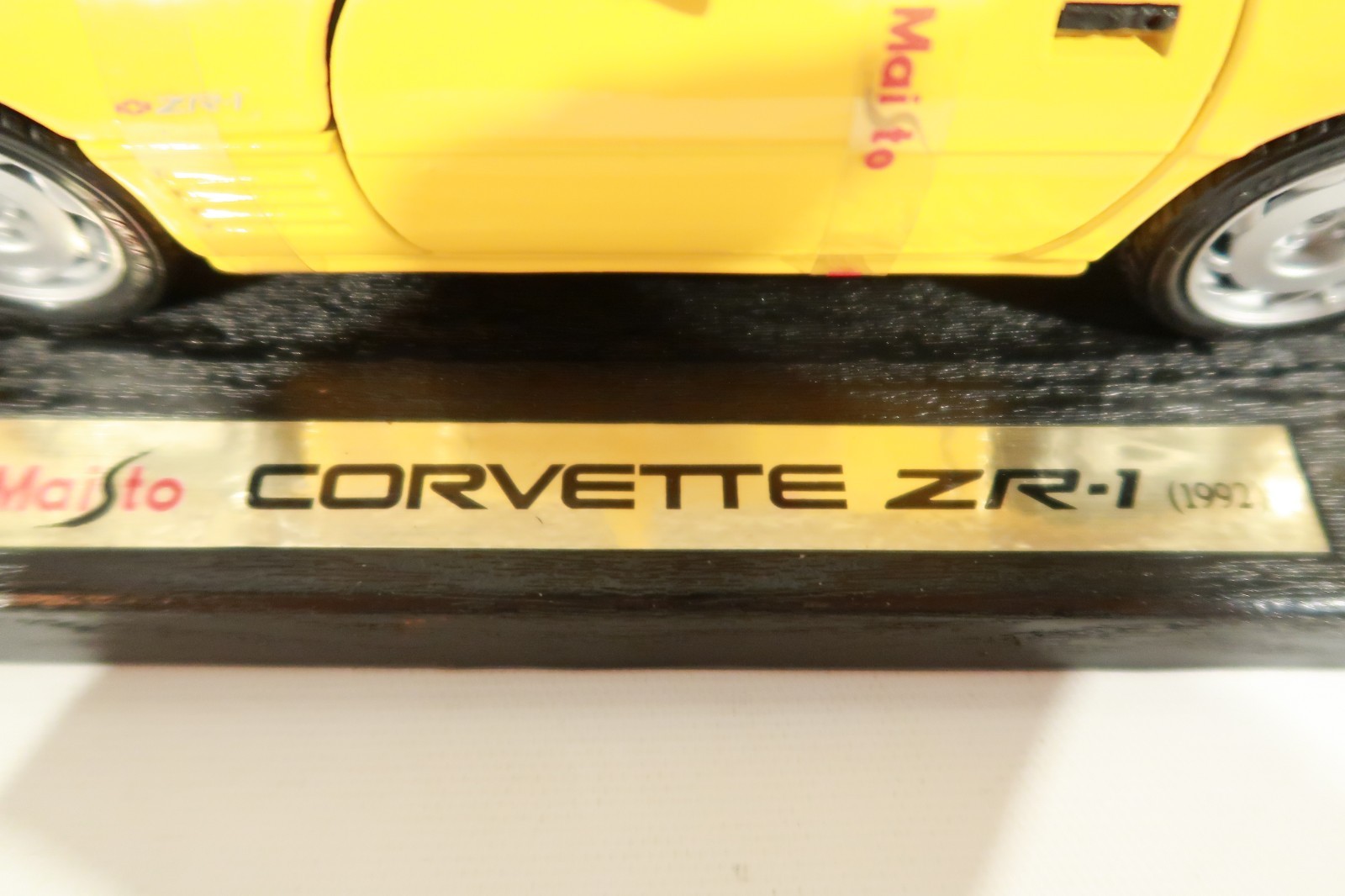 Yellow Maisto Special Edition 1:18 Scale 1992 Corvette ZR-1 Car w/ Box