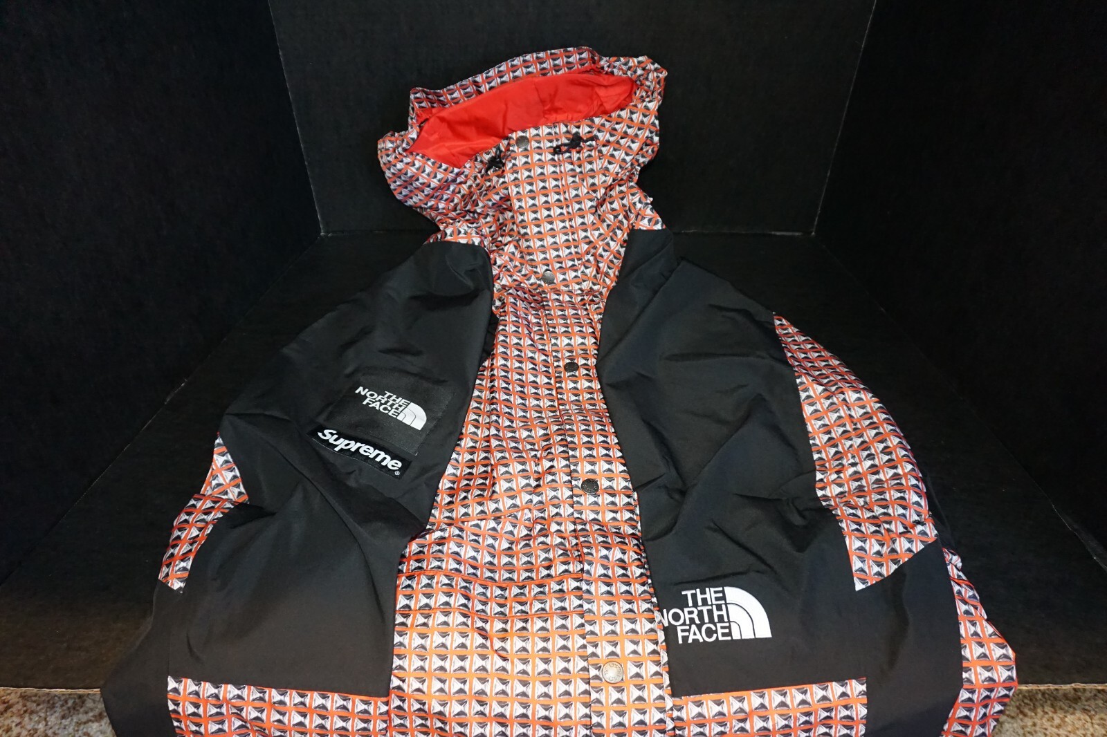 NEW SUPREME x THE NORTH FACE – STUDDED MOUNTAIN LIGHT JACKET – RED