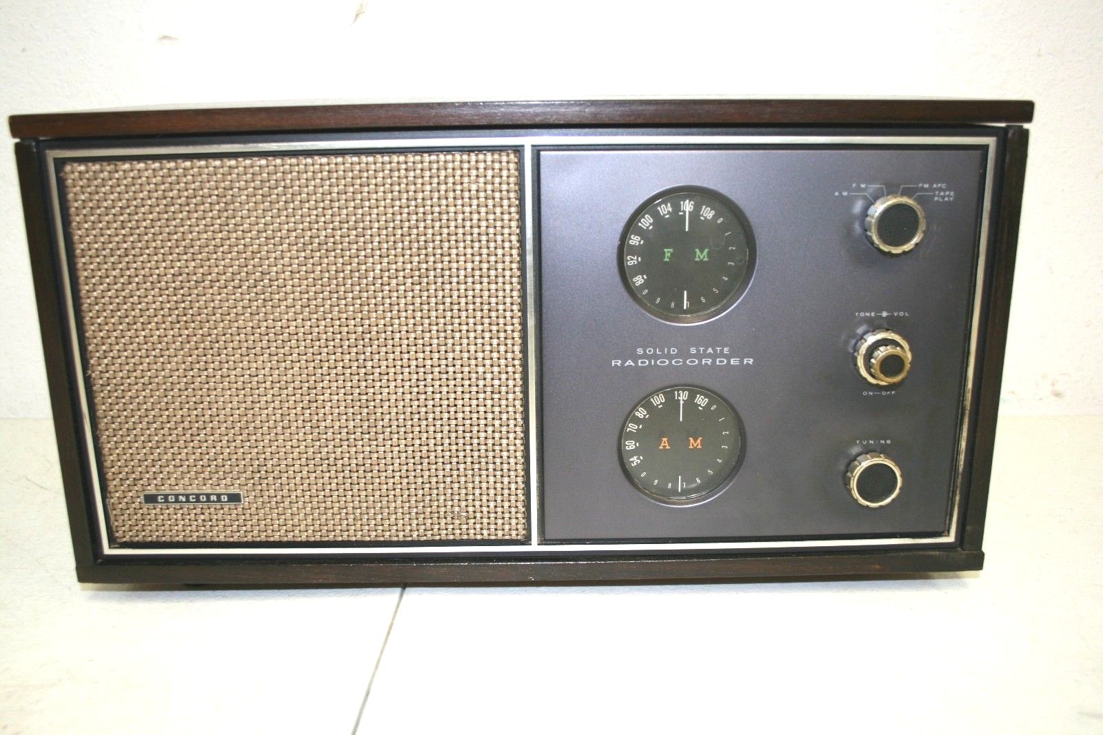 Vintage Concord RAF-10 AM/FM Tabletop Radio