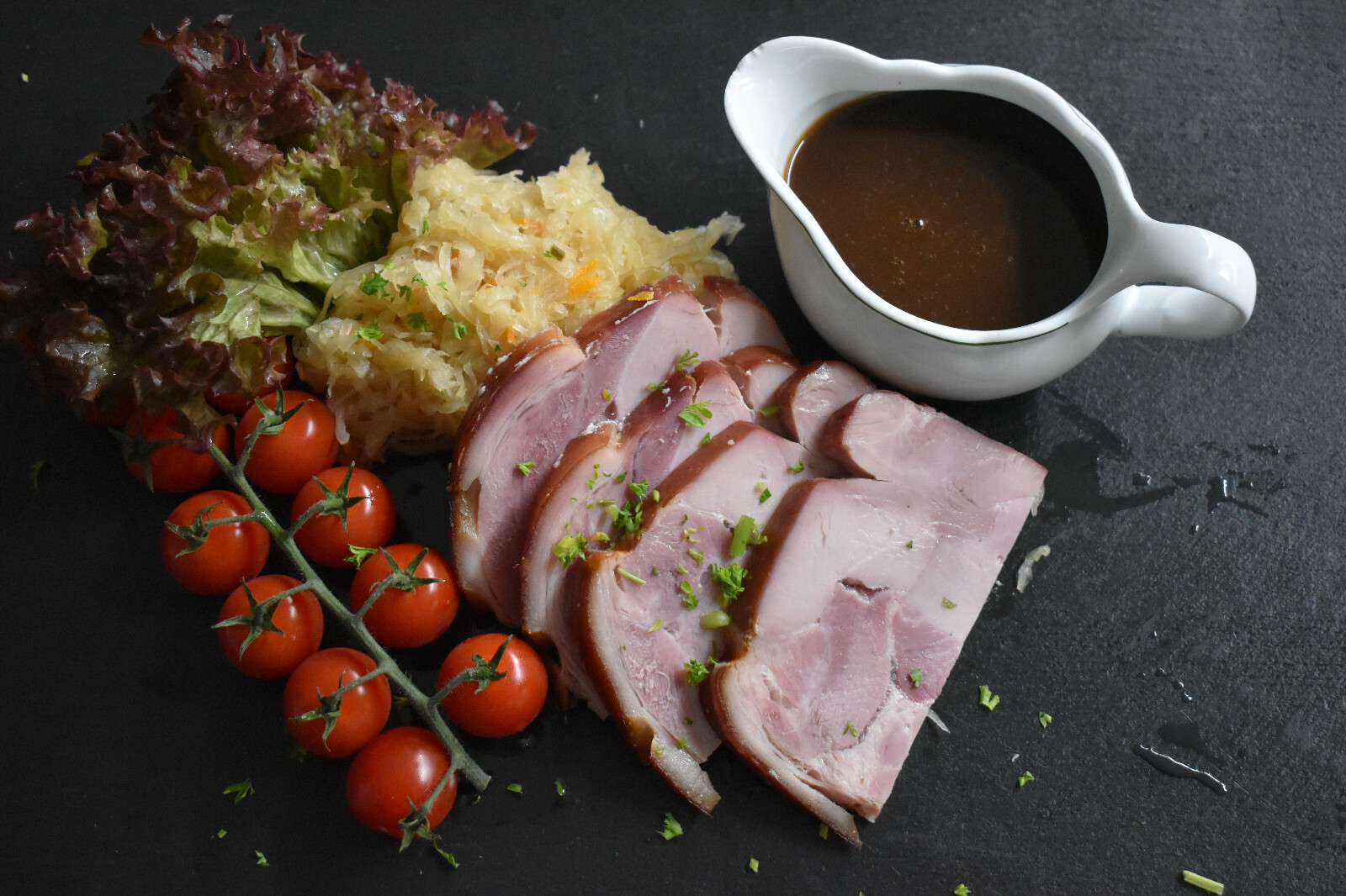 Spanferkel Rollbraten ca.220g Kochbeutel + Soße extra + 200g Sauerkraut 