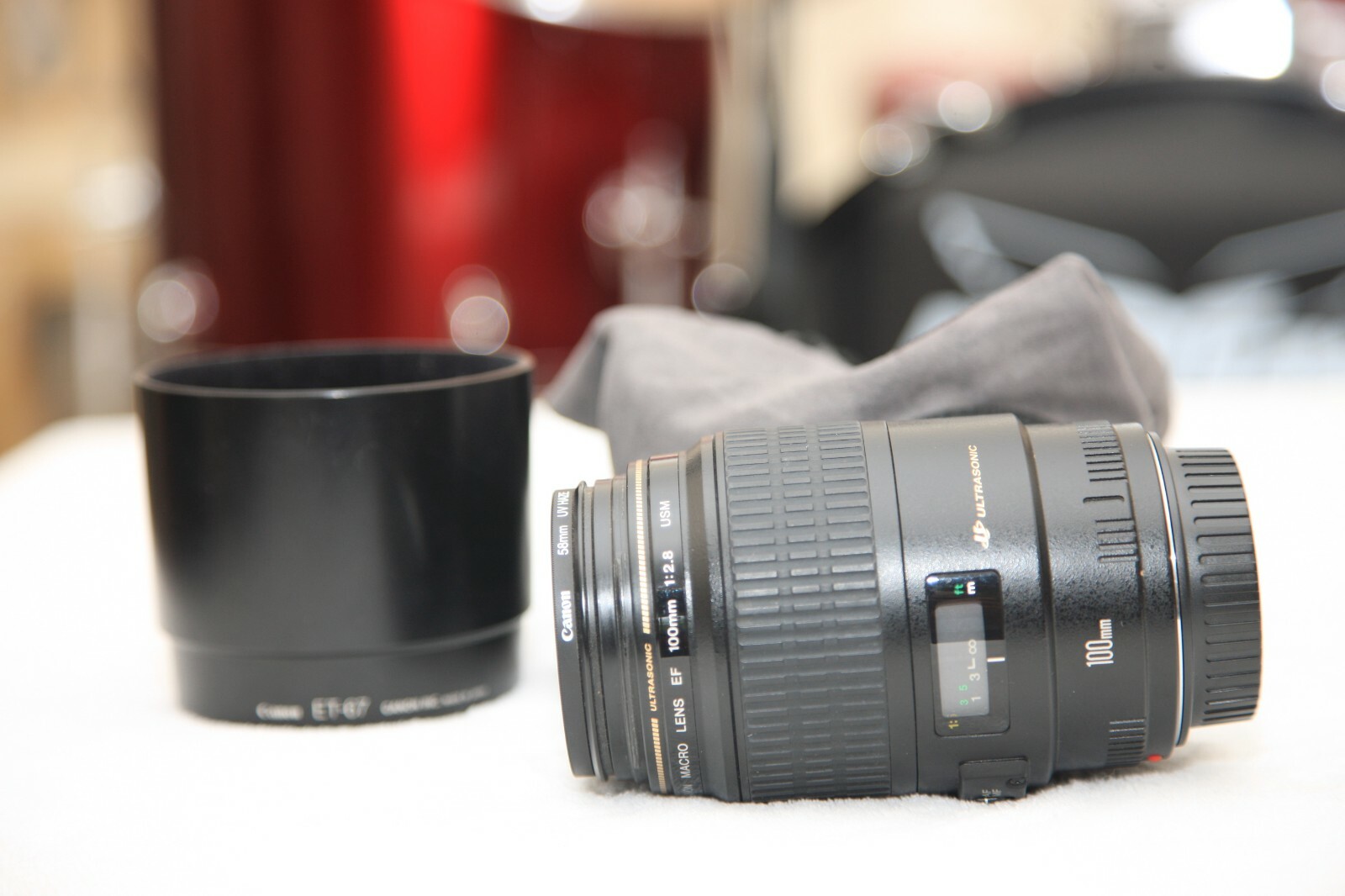 Canon EF 100mm f/2.8 USM Macro Autofocus Lens Mint and excellent  Condition