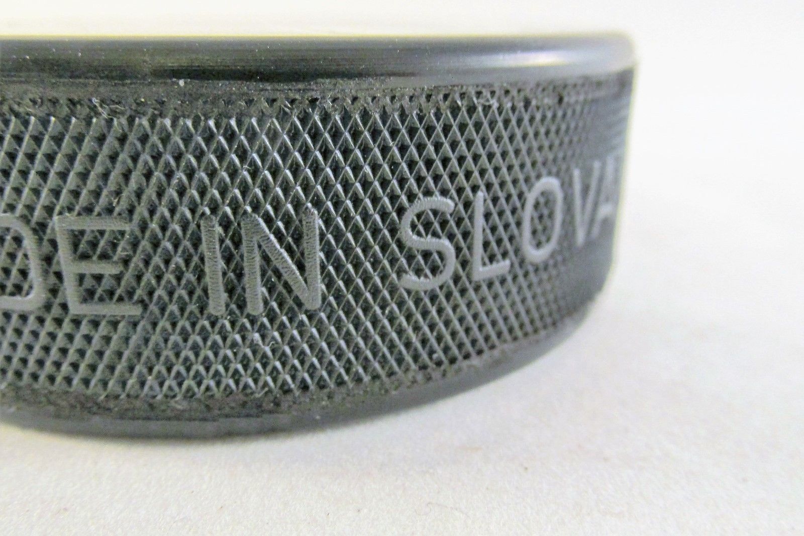 Colorado Avalanche 1997 NHL Team Roster 2nd edition Souvenir Hockey Puck