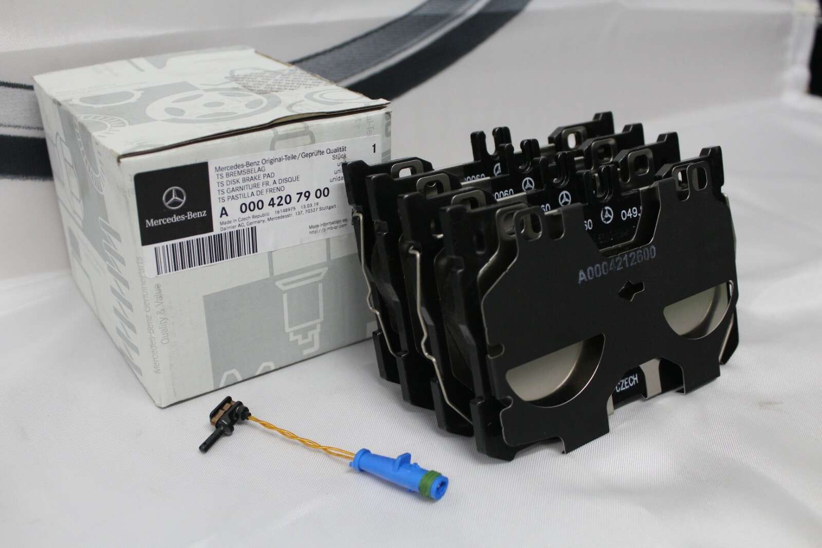 Genuine MercedesBenz 253 GLC AMG FRONT Brake Pads & Sensor A0004207900