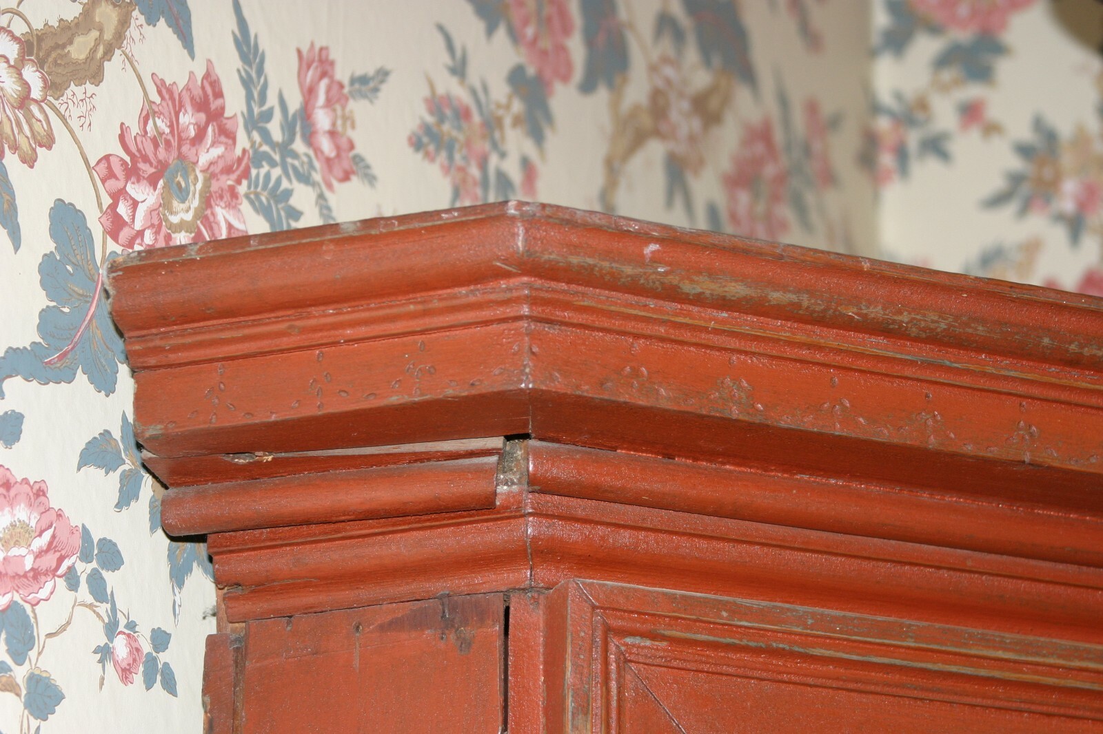 ANTIQUE CORNER CUPBOARD